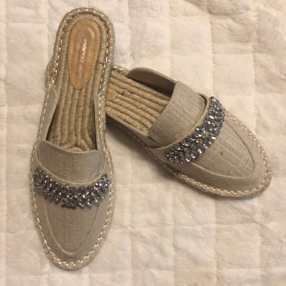 ShoeDazzle Cream Daphney Slip On Mules Size: US 11
